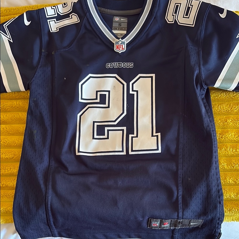 Nike NFL Dallas Cowboys Kids size 8 football Jersey. #21 Zeke Elliott.